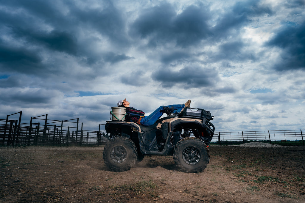 Can-Am MY27 Outlander MAX PRO XU T HD7 T3b - 60km/h – toimintakuva, väritys voi poiketa
