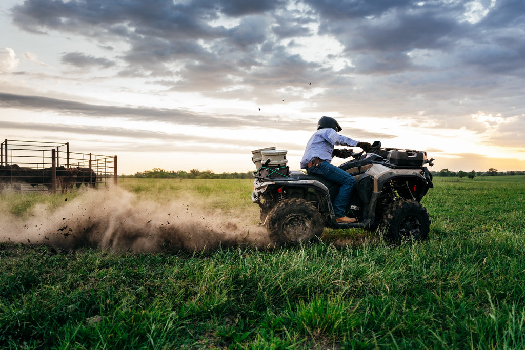 Can-Am MY27 Outlander PRO XU T HD7 T3b - 60km/h – toimintakuva, väritys voi poiketa