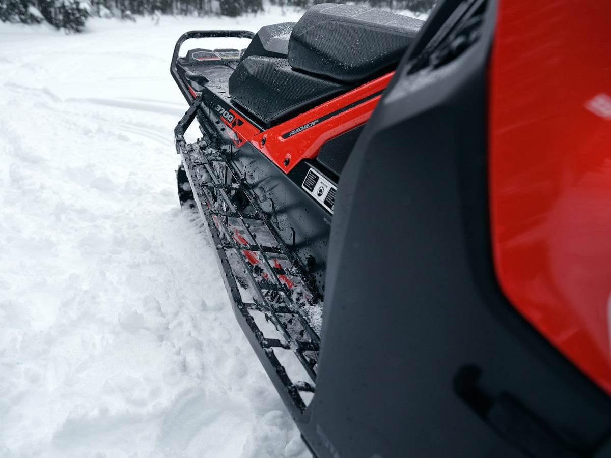 Lynx Deep Snow Shredder RE 3700mm/64mm PowderMax 850 E-TEC Turbo R SHOT   Bright — toimintakuva