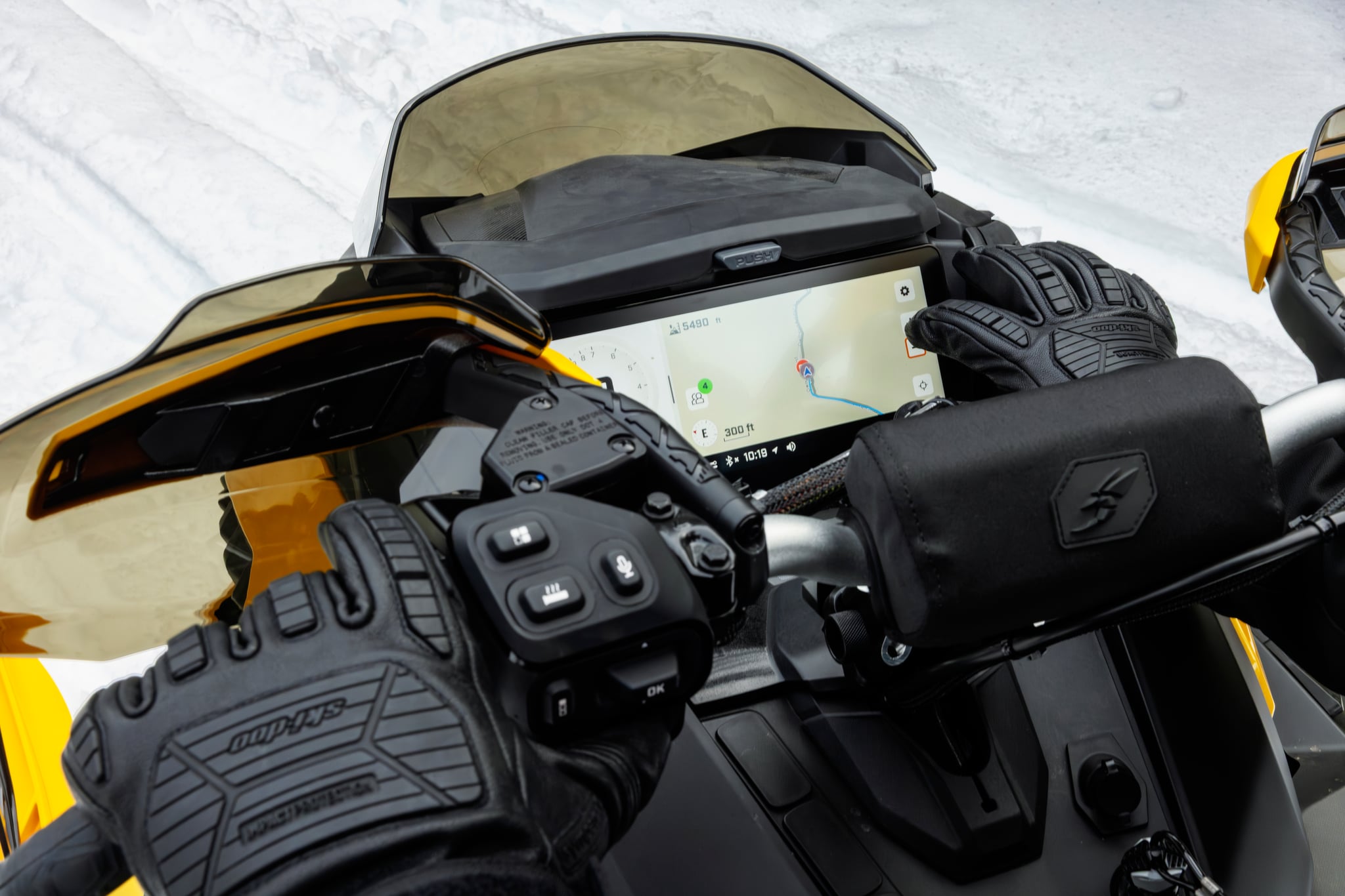 Ski-Doo MY27 Backcountry X-RS (S-43) 850 E-TEC 146 1.5in 38mm 10.25 in. Touchscr — toimintakuva