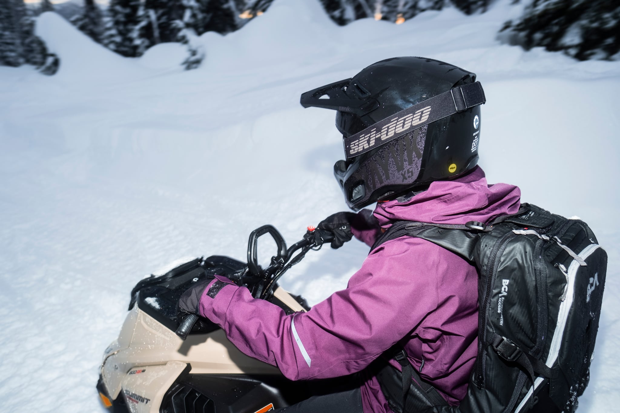 Ski-Doo MY27 Summit Adrenaline 600RR E-TEC 154 2.5in 64mm 4.5 in. Digital Displa — toimintakuva