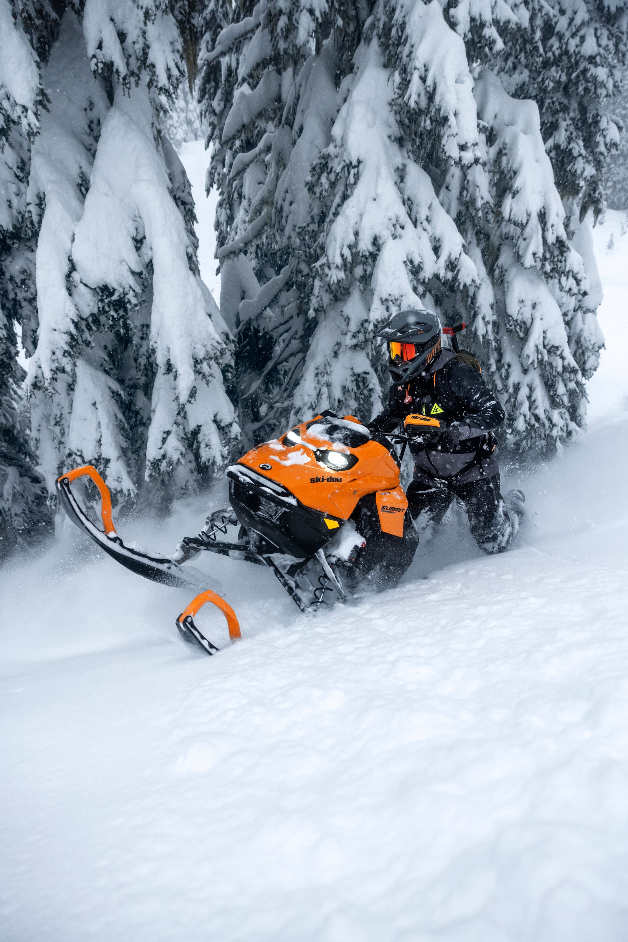 Ski-Doo MY27 Summit Expert 850 E-TEC Turbo R 154 3.0in 76mm 10.25 in. Touchscree — toimintakuva