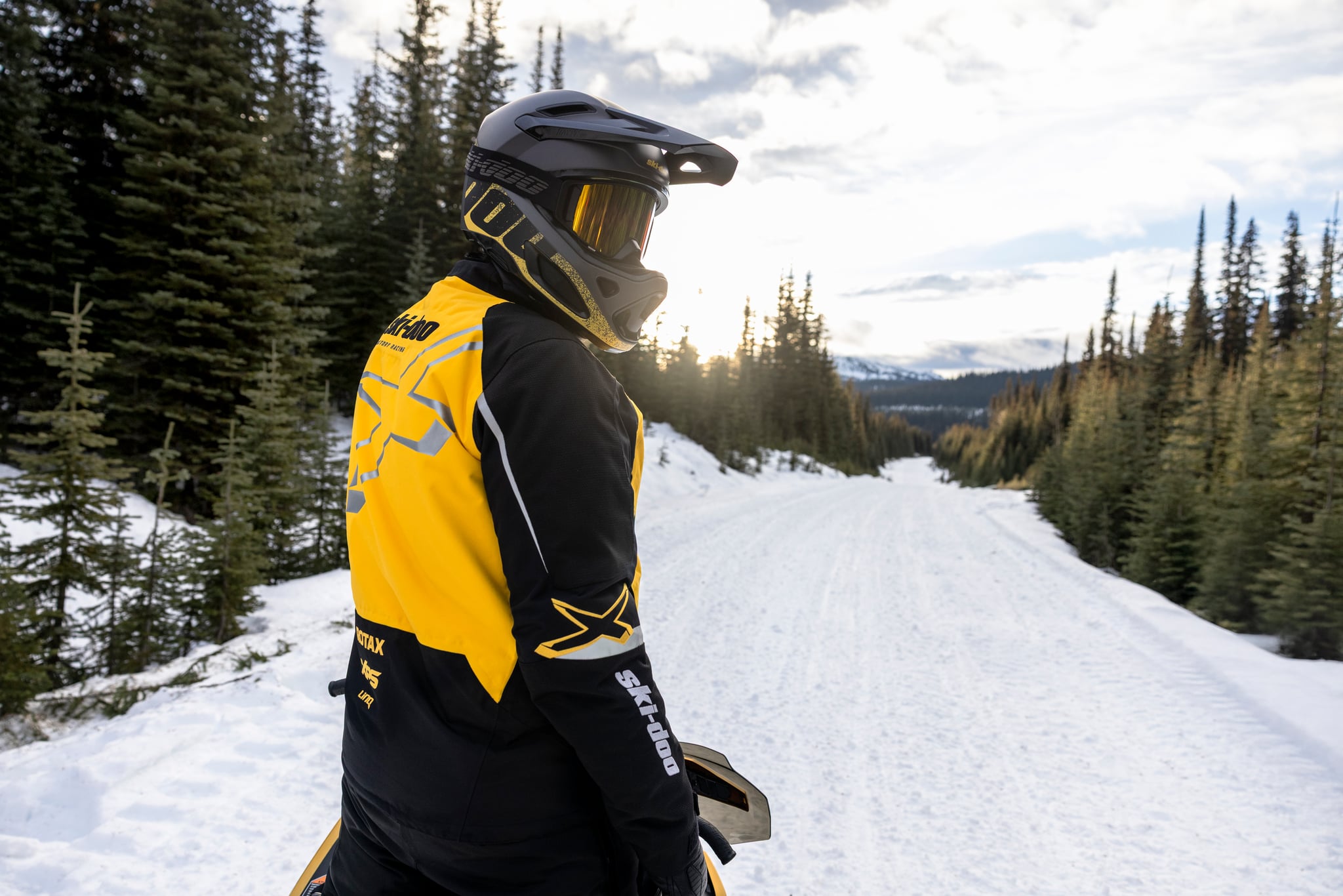 Ski-Doo MXZ X-RS 600R E-TEC 129 DELE 1.5in 38mm 7.2 in. Digital Display — toimintakuva