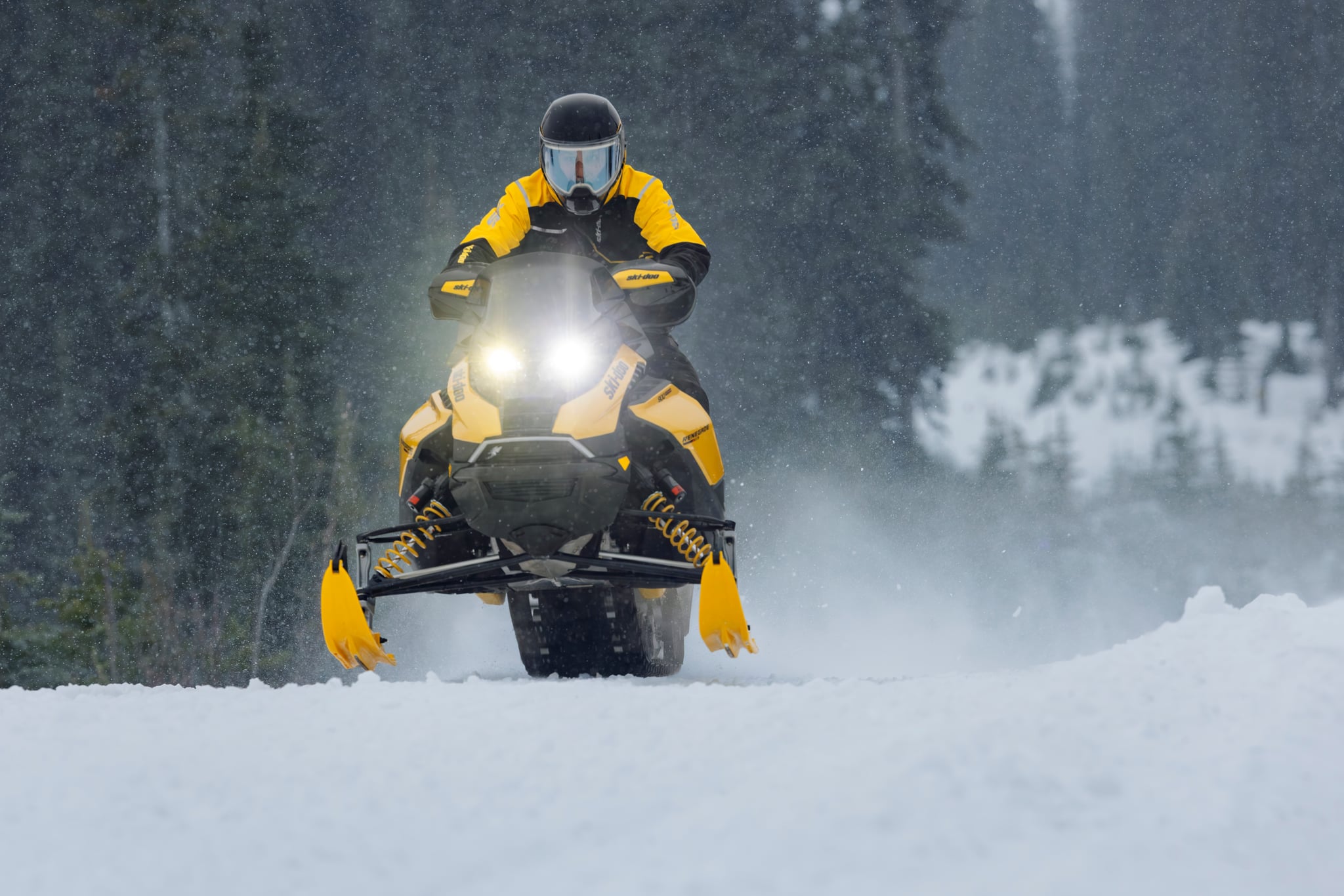 Ski-Doo MY27 Renegade X-RS 900 ACE Turbo R 137 1.5in 38mm 10.25 in. Touchscreen — toimintakuva